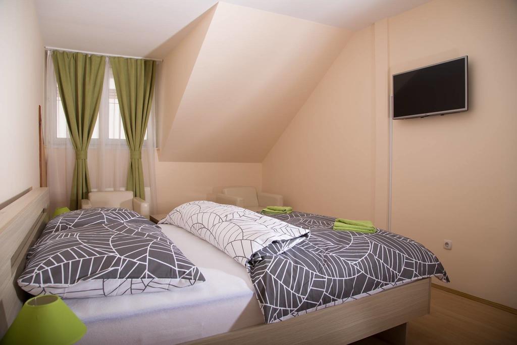 Bed and Breakfast Bartók Tér Panzió à Eger Extérieur photo