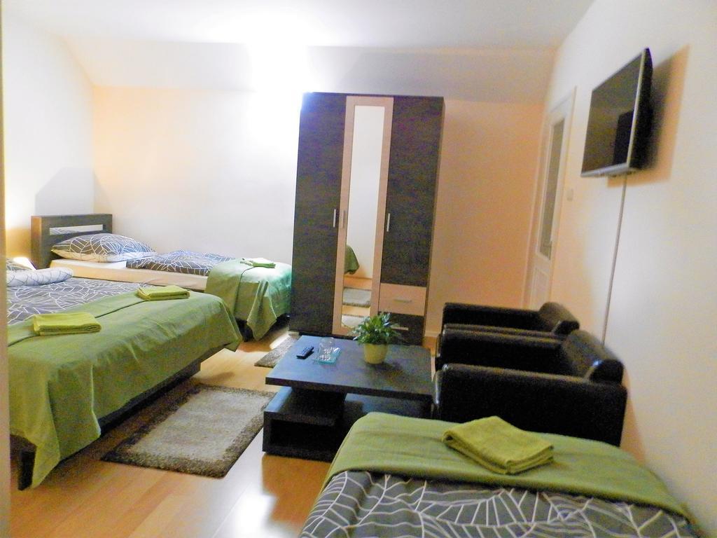 Bed and Breakfast Bartók Tér Panzió à Eger Extérieur photo