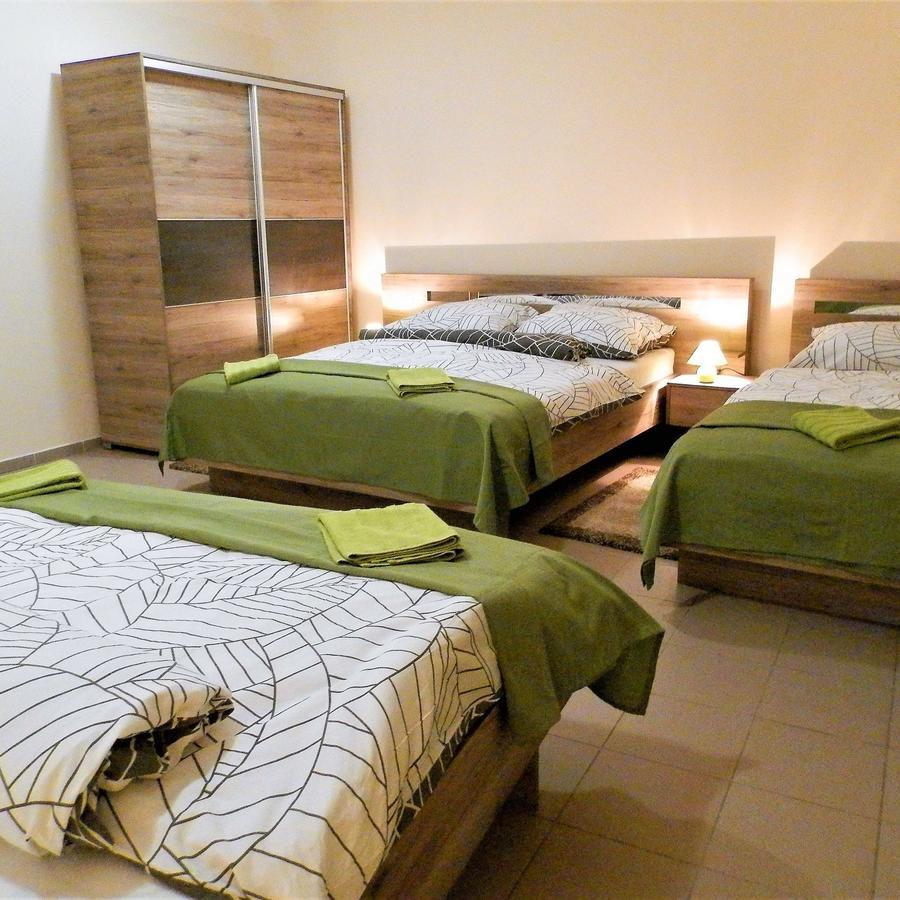 Bed and Breakfast Bartók Tér Panzió à Eger Extérieur photo