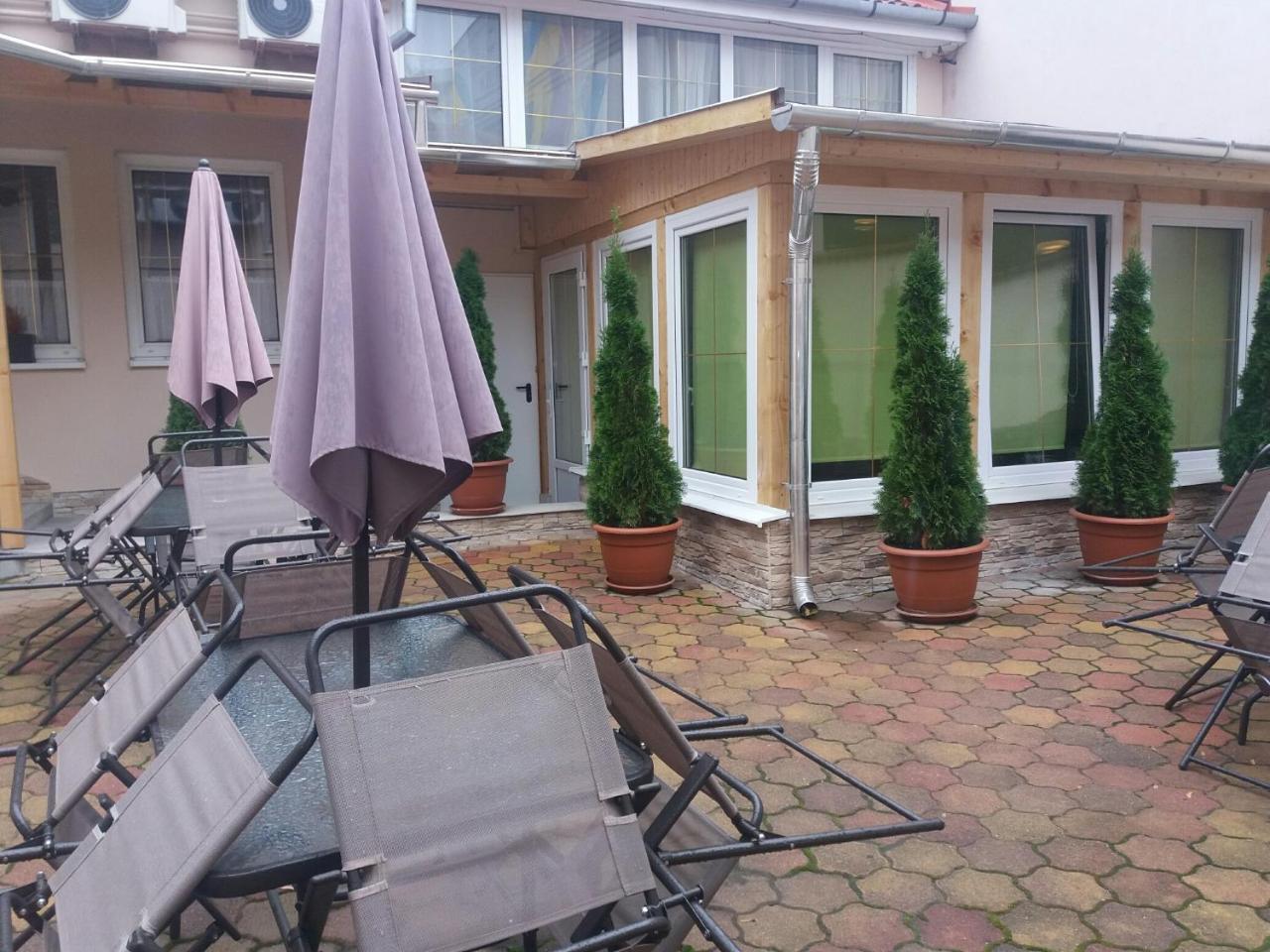 Bed and Breakfast Bartók Tér Panzió à Eger Extérieur photo